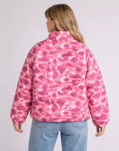 juice-wrld-pink-camo-puffer-jacket-back-side-with-juice-wrld-pink-cargos Back side view of Juice WRLD Pink Camo Puffer Jacket, pink camouflage winter jacket for men and women matched with juice wrld pink cargos